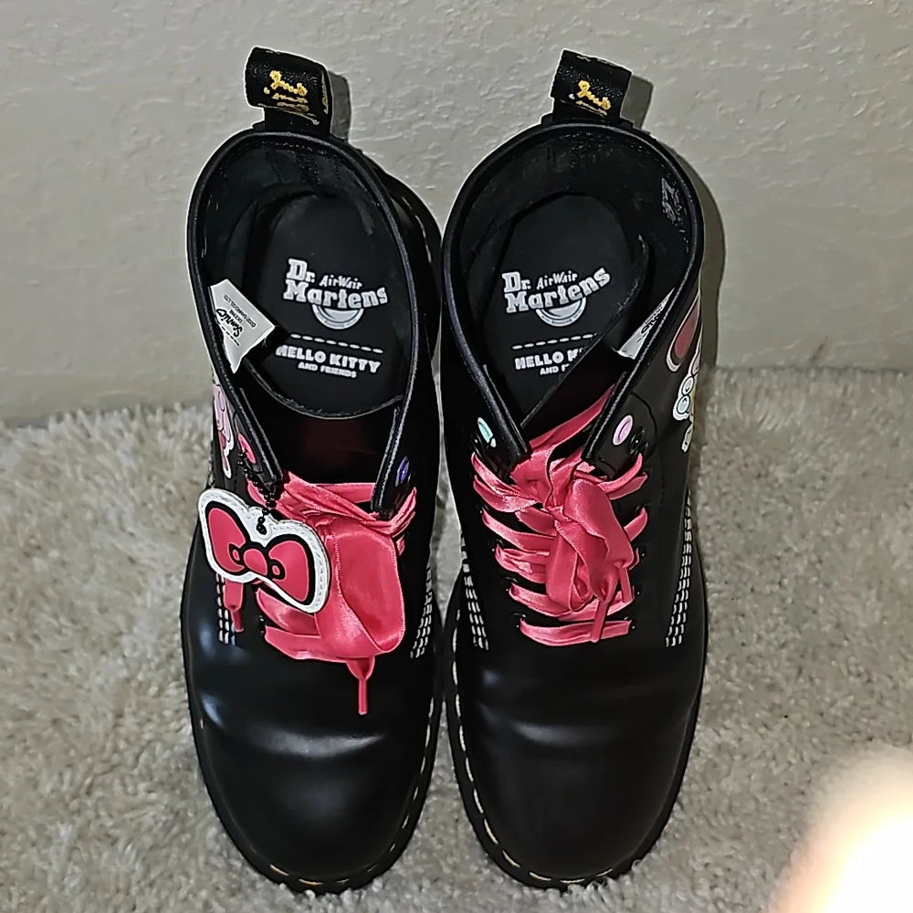 Dr. Martens X Hello Kitty & Friends Boots - Picture 15 of 16